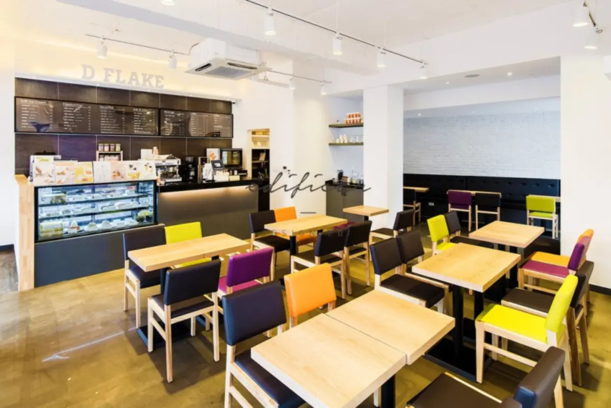 디저트 쇼케이스가 빛나는 모던 카페 D-FLACK